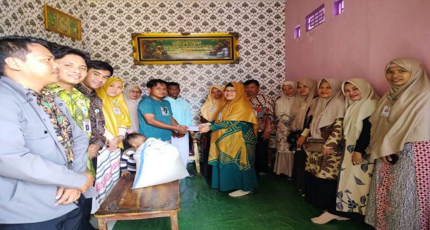 Bentuk Kepedulian: Siswa dan Guru MTs Darul Mubin Kota Salurkan Donasi untuk Siswa yang Terkena Musibah