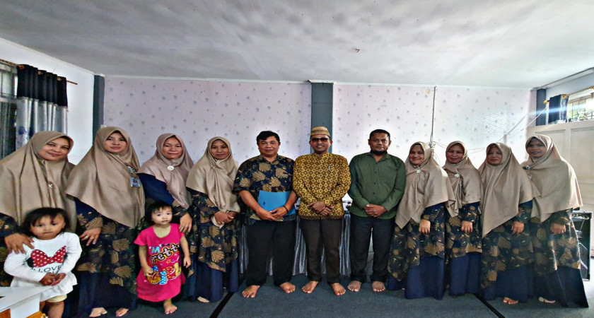 PENYERAHAN SK PELAKSANA TUGAS (PlT) KEPALA MADRASAH  OLEH KETUA YAYASAN DARUL MUBIN