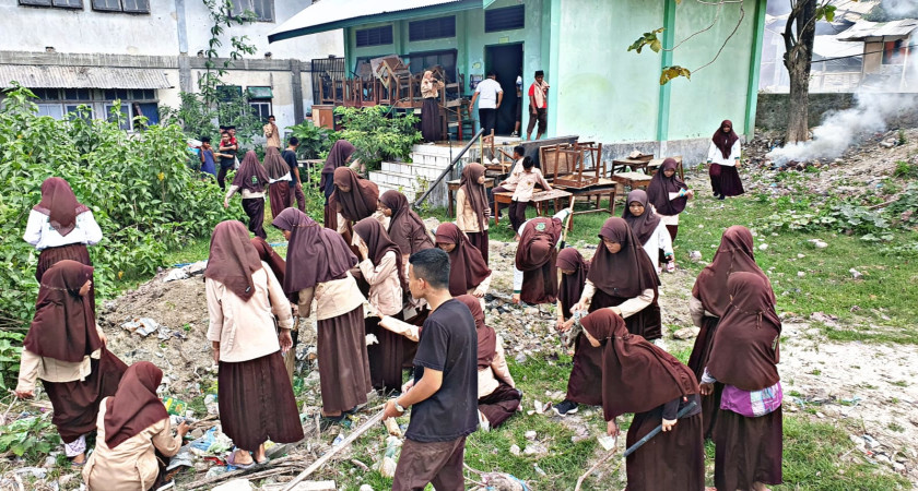 Penguatan Karakter Warga Sekolah Melalui Giat Jumat Bersih-MTs Darul Mubin