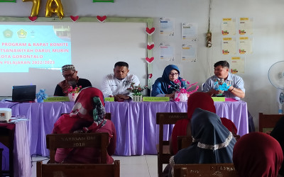 Kepala MTs Darul Mubin Pimpin Rapat Bersama Orang Tua/Wali Siswa Kelas 7