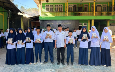 MTs Darul Mubin Kota Gorontalo Serahkan 10 Seragam Batik Gratis kepada Peserta Didik Baru