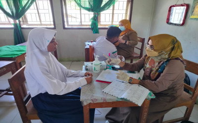 Peserta Didik MTs Darul Mubin Kota Gorontalo Jalani Pemeriksaan Kesehatan Dini